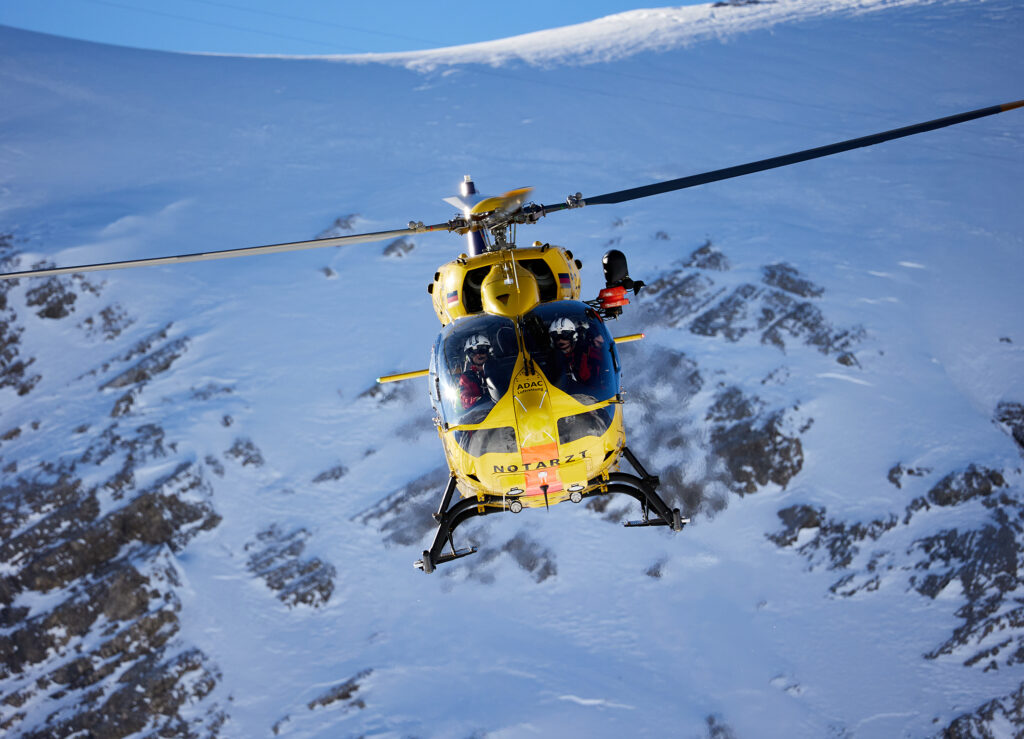 ADAC Luftrettung fliegt erneut rund 49.000 Einsätze 1 Leistungsfähig im unwegsamen Gelände: Der Einsatz der Winde ermöglicht die Versorgung von schwer erreichbaren Patienten, auch im alpinen Gebiet. Bildrechte: ADAC Luftrettung Fotograf: ADAC SE