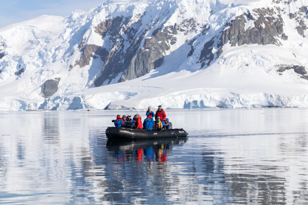 Expeditionsreisen im Boom: IKARUS TOURS-CEO Nicolas Kitzki über Arktis, Antarktis und den neuen Luxus des Reisens 2 Zodiac Boot in Paradise Bay Antarktis mit Gletschern und Eisbergen während einer Expeditionsreise, aufgenommen von Sean Scott