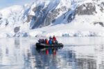 Zodiac Boot in Paradise Bay Antarktis mit Gletschern und Eisbergen während einer Expeditionsreise, aufgenommen von Sean Scott