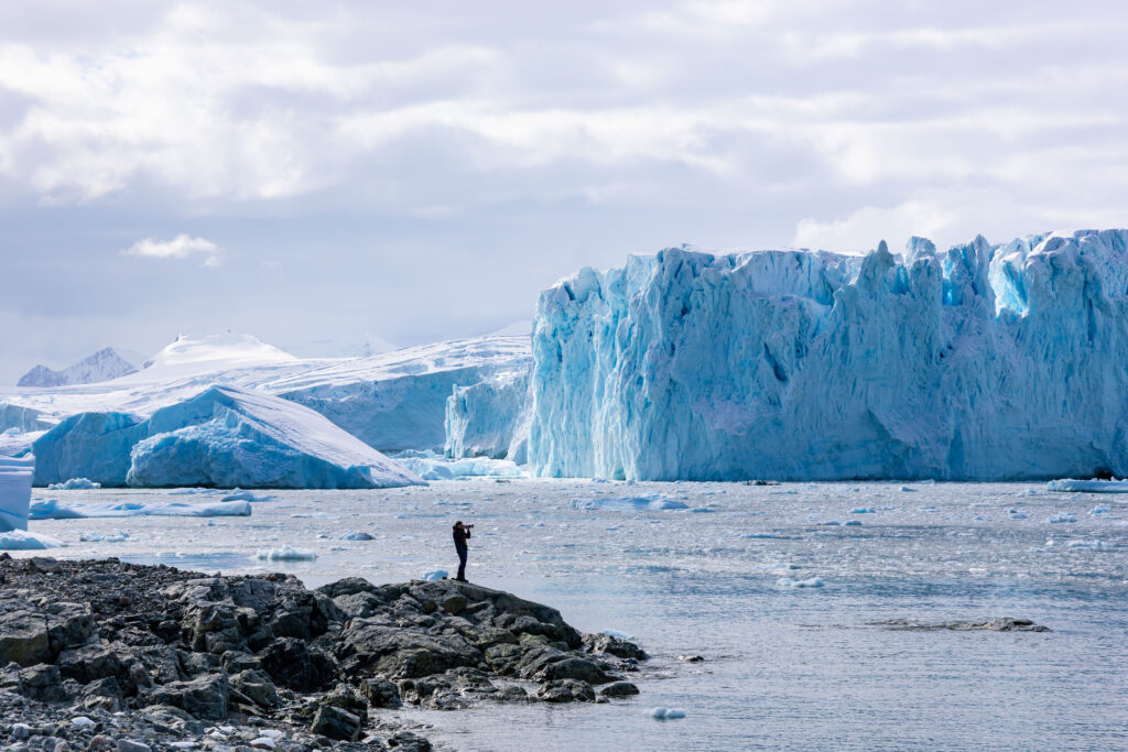 Expeditionsreisen Arktis, Antarktis: Nicolas Kitzki, CEO von IKARUS TOURS und PolarNEWS, gibt exklusive Einblicke in neue Routen 4 IKARUS TOURS & POLARNEWS / Bongrain Point in der Antarktis – eine eindrucksvolle Landschaft aus Eis, Licht und unberührter Natur, die Expeditionsreisen zu einem einzigartigen Erlebnis macht. © Sean Scott / @seanscottphotography