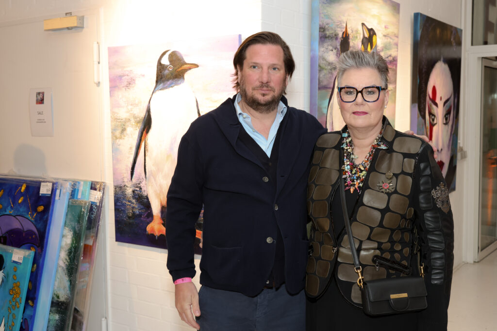 „Pangäa“ – Kunst als verbindendes Element 2 Alexander Garbe und Künstlerin Manuela Rathje bei der Ausstellungseröffnung „Pangäa“ im stilwerk Hamburg – Gastgeber und Künstlerin vereint in einem besonderen Kunstmoment.