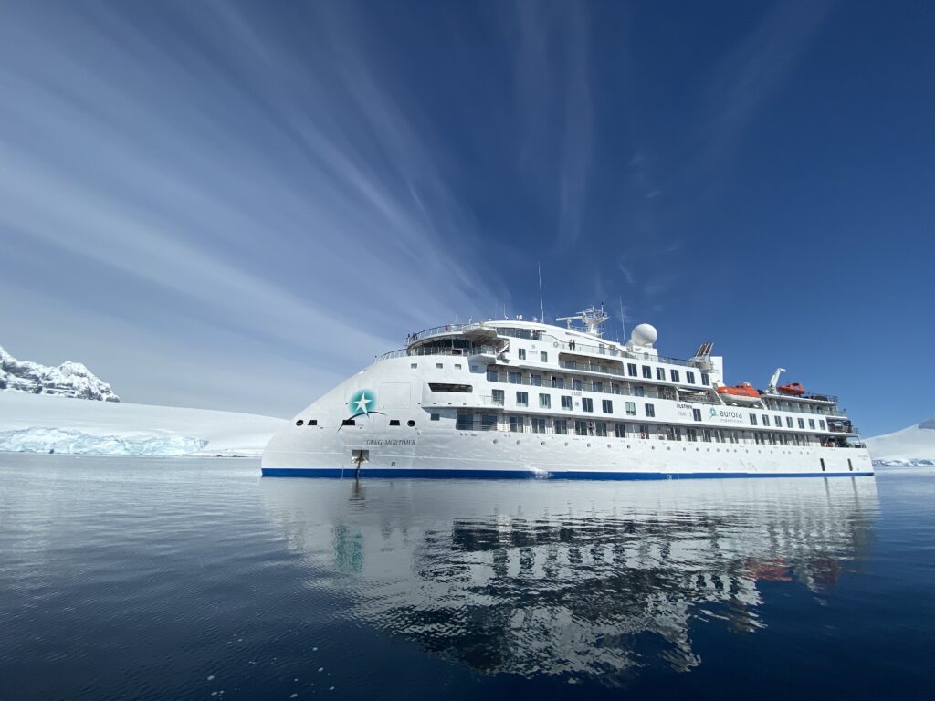 Expeditionsreisen Arktis, Antarktis: Nicolas Kitzki, CEO von IKARUS TOURS und PolarNEWS, gibt exklusive Einblicke in neue Routen 2 IKARUS TOURS & PolarNews / Das Expeditionsschiff „Greg Mortimer“ in der Antarktis – unterwegs in einer der letzten unberührten Regionen der Erde. Expeditionsreisen erleben weltweit einen starken Boom. © Scott Portelli