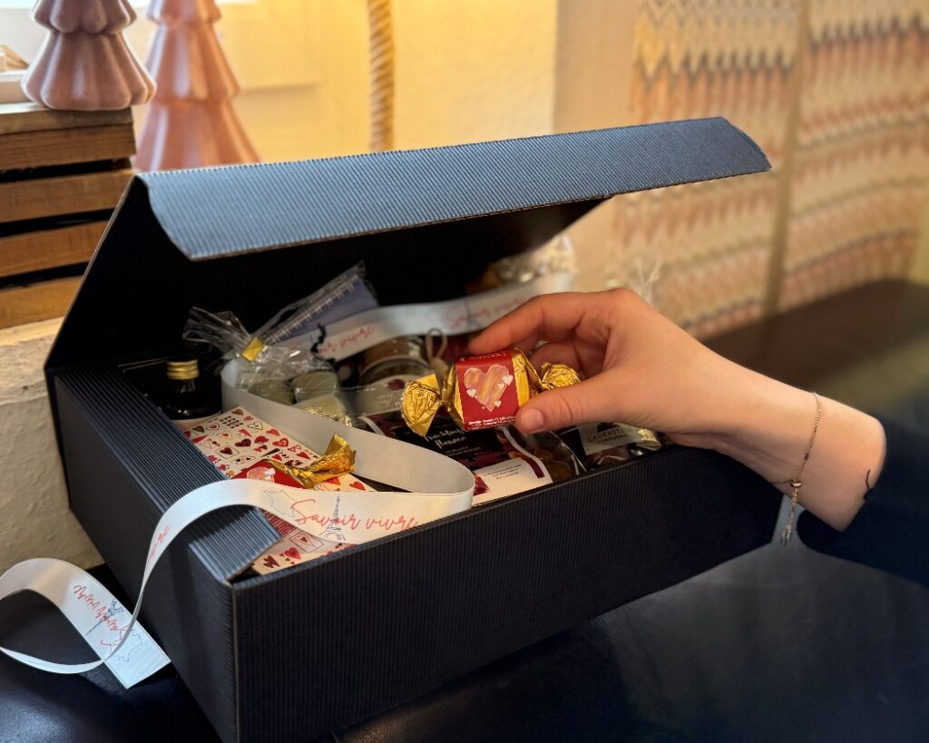 Süße Weltreise im Abo-Format: Die Lauenstein Confiserie schickt Genießer mit der Genussbox auf kulinarische Entdeckungstour 1 Und so sah die Genussbox Frankreich im Januar und Februar aus. Lauenstein Confiserie