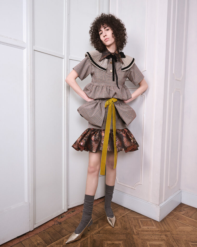 Die Kollektion „POLTRONISSIMA“ von MAREA für Herbst/Winter 2026/27 3 MAREA Mode, Poltronissima Kollektion, MAREA FW26/27, Fashion Kollektion Herbst Winter 2026, Avantgarde Mode, nachhaltige Mode Upcycling, Theater Inspiration Mode, Designer Kollektion FW26/27, zeitgenössische Modekonzepte, Mode und Theaterästhetik, nachhaltiges Fashion Design, europäische Designer Mode, konzeptionelle Modekollektion, innovative Mode FW26/27, Fashion Trend Herbst Winter 2026, Luxus Avantgarde Fashion, Upcycling Fashion Design, moderne Schneiderkunst, Mode und Identität, Fashion Editorial Kollektion Copyright: MAREA