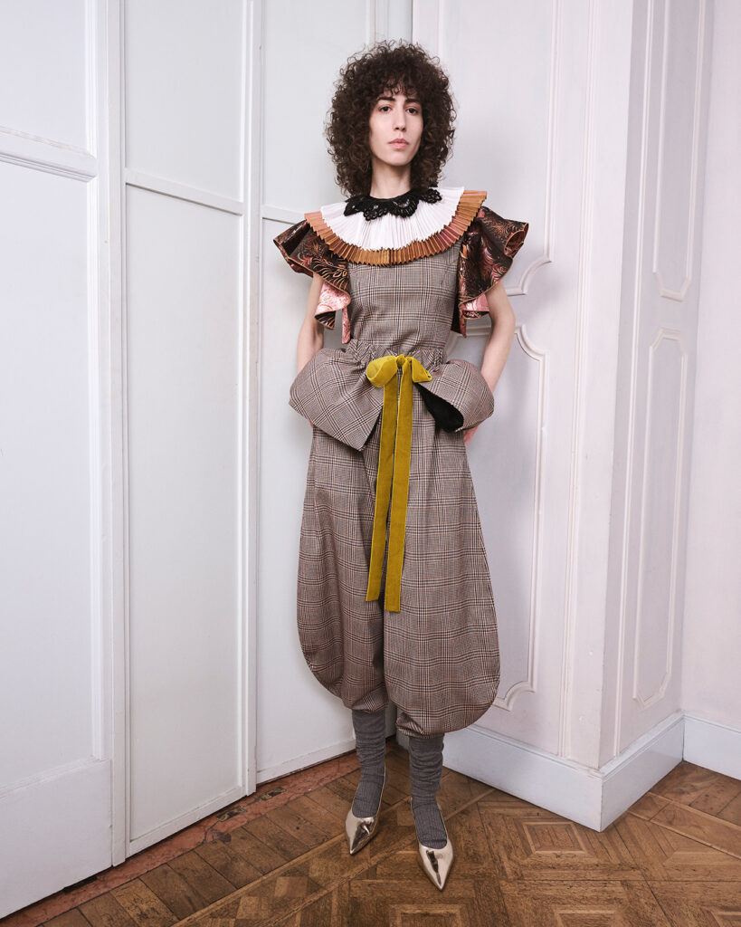 Die Kollektion „POLTRONISSIMA“ von MAREA für Herbst/Winter 2026/27 4 MAREA Mode, Poltronissima Kollektion, MAREA FW26/27, Fashion Kollektion Herbst Winter 2026, Avantgarde Mode, nachhaltige Mode Upcycling, Theater Inspiration Mode, Designer Kollektion FW26/27, zeitgenössische Modekonzepte, Mode und Theaterästhetik, nachhaltiges Fashion Design, europäische Designer Mode, konzeptionelle Modekollektion, innovative Mode FW26/27, Fashion Trend Herbst Winter 2026, Luxus Avantgarde Fashion, Upcycling Fashion Design, moderne Schneiderkunst, Mode und Identität, Fashion Editorial Kollektion Copyright: MAREA