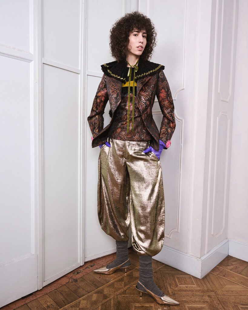 Die Kollektion „POLTRONISSIMA“ von MAREA für Herbst/Winter 2026/27 2 MAREA Mode, Poltronissima Kollektion, MAREA FW26/27, Fashion Kollektion Herbst Winter 2026, Avantgarde Mode, nachhaltige Mode Upcycling, Theater Inspiration Mode, Designer Kollektion FW26/27, zeitgenössische Modekonzepte, Mode und Theaterästhetik, nachhaltiges Fashion Design, europäische Designer Mode, konzeptionelle Modekollektion, innovative Mode FW26/27, Fashion Trend Herbst Winter 2026, Luxus Avantgarde Fashion, Upcycling Fashion Design, moderne Schneiderkunst, Mode und Identität, Fashion Editorial Kollektion Copyright: MAREA