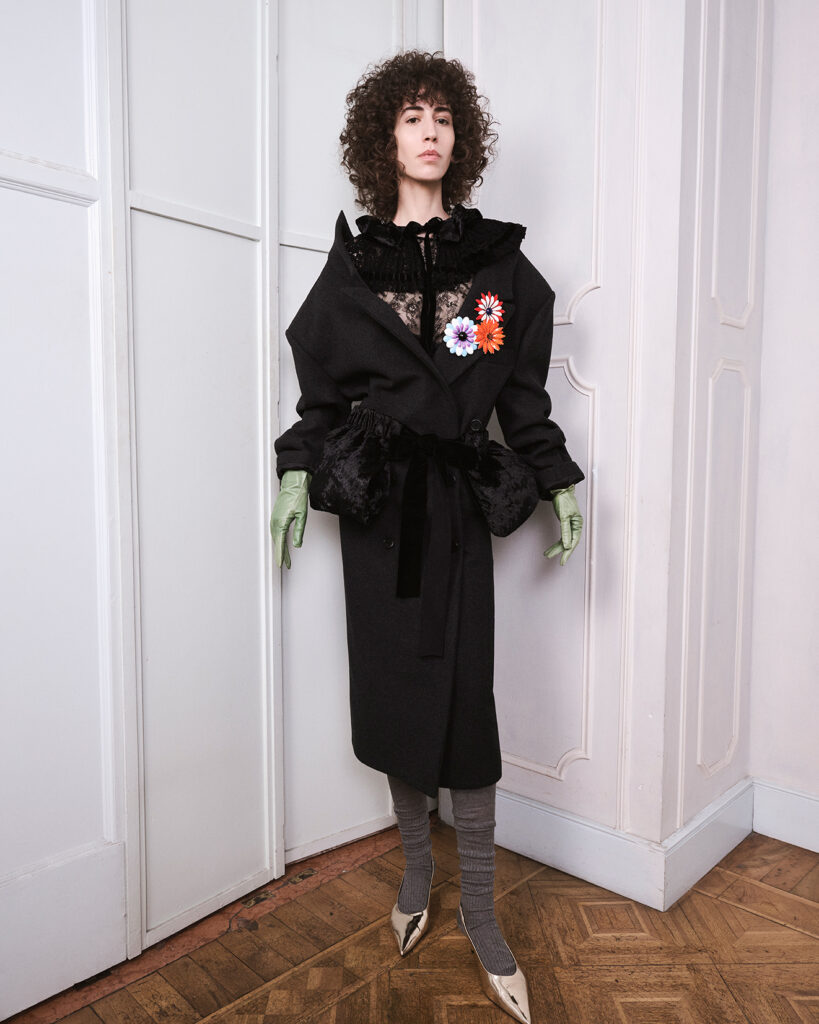 Die Kollektion „POLTRONISSIMA“ von MAREA für Herbst/Winter 2026/27 1 MAREA Mode, Poltronissima Kollektion, MAREA FW26/27, Fashion Kollektion Herbst Winter 2026, Avantgarde Mode, nachhaltige Mode Upcycling, Theater Inspiration Mode, Designer Kollektion FW26/27, zeitgenössische Modekonzepte, Mode und Theaterästhetik, nachhaltiges Fashion Design, europäische Designer Mode, konzeptionelle Modekollektion, innovative Mode FW26/27, Fashion Trend Herbst Winter 2026, Luxus Avantgarde Fashion, Upcycling Fashion Design, moderne Schneiderkunst, Mode und Identität, Fashion Editorial Kollektion Copyright: MAREA