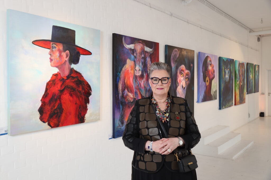 „Pangäa“ – Kunst als verbindendes Element 5 Malerin Manuela Rathje bei der Eröffnung ihrer Ausstellung „Pangäa“ im stilwerk Hamburg – im Mittelpunkt eines Abends voller Kunst, Vision und gesellschaftlichem Engagement.