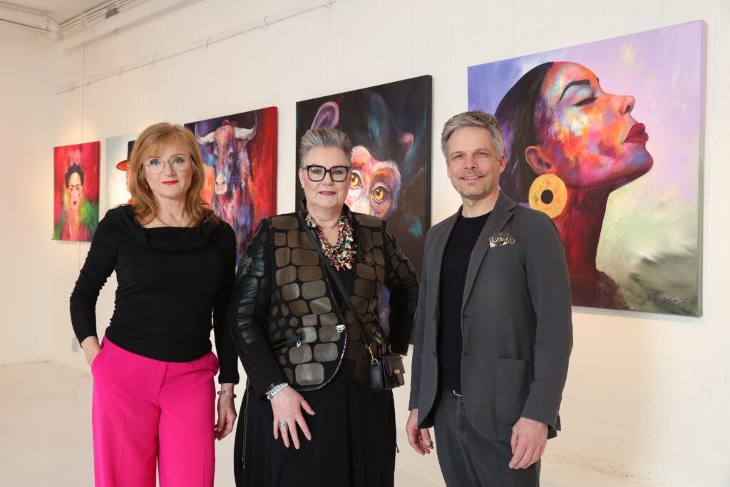 „Pangäa“ – Kunst als verbindendes Element 3 Moderatorin Nina Petri, Künstlerin Manuela Rathje und Kai Gosslar, Vorstand von „Lecker hoch 3“, gemeinsam bei der Eröffnung der Ausstellung „Pangäa“ im stilwerk Hamburg – Kunst im Zeichen des guten Zwecks.