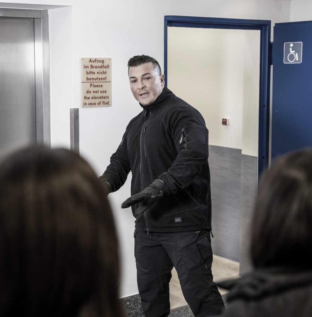 Sicherheit für Frauen: Diese fünf Alltags-Tipps können Übergriffe verhindern 1 Marton Jovanovics ist Experte für Selbstverteidigung, Personenschutz und Sicherheitsberatung.