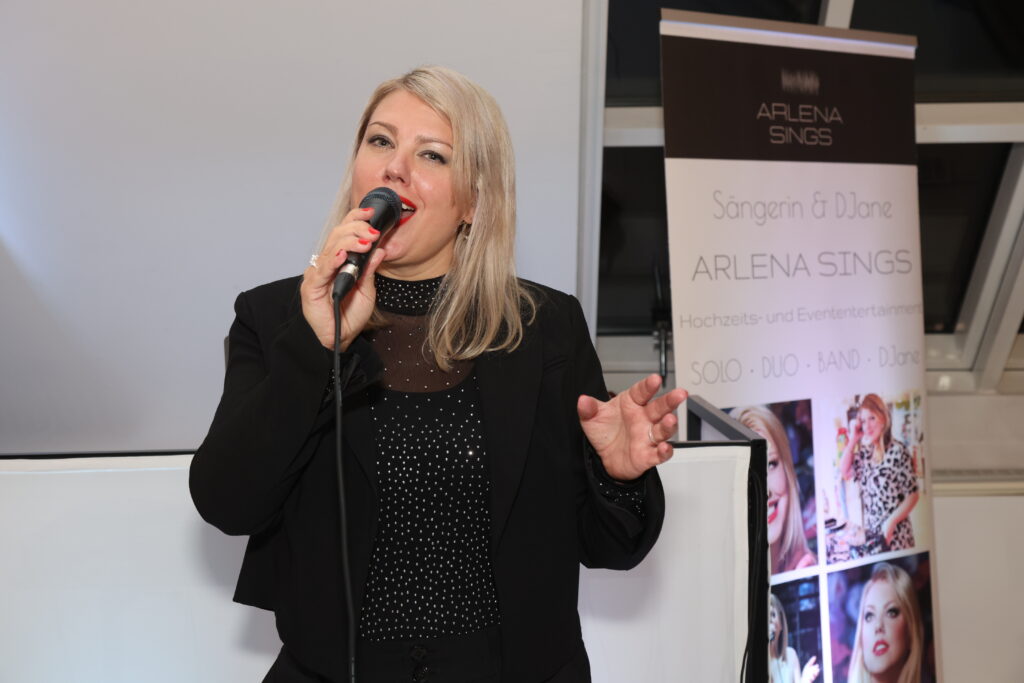 „Pangäa“ – Kunst als verbindendes Element 1 Sängerin und DJane ARLENA sorgt mit ihrem Live-Act „ARLENA SINGS“ für die musikalische Atmosphäre bei der Ausstellungseröffnung „Pangäa“ im stilwerk Hamburg.