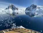 Majestätische Passage durch den Lemaire-Kanal: Das Expeditionsschiff Greg Mortimer inmitten der eisigen Landschaft der Antarktis. © Scott Portelli Sailing through Lemaire Channel, Antarctica, Greg Mortimer; Scott Portelli