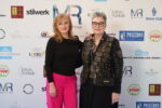 Schauspielerin Nina Petri und Künstlerin Manuela Rathje bei der Eröffnung der Ausstellung „Pangäa“ im stilwerk Hamburg – ein Abend voller Kunst, Inspiration und persönlicher Begegnungen.