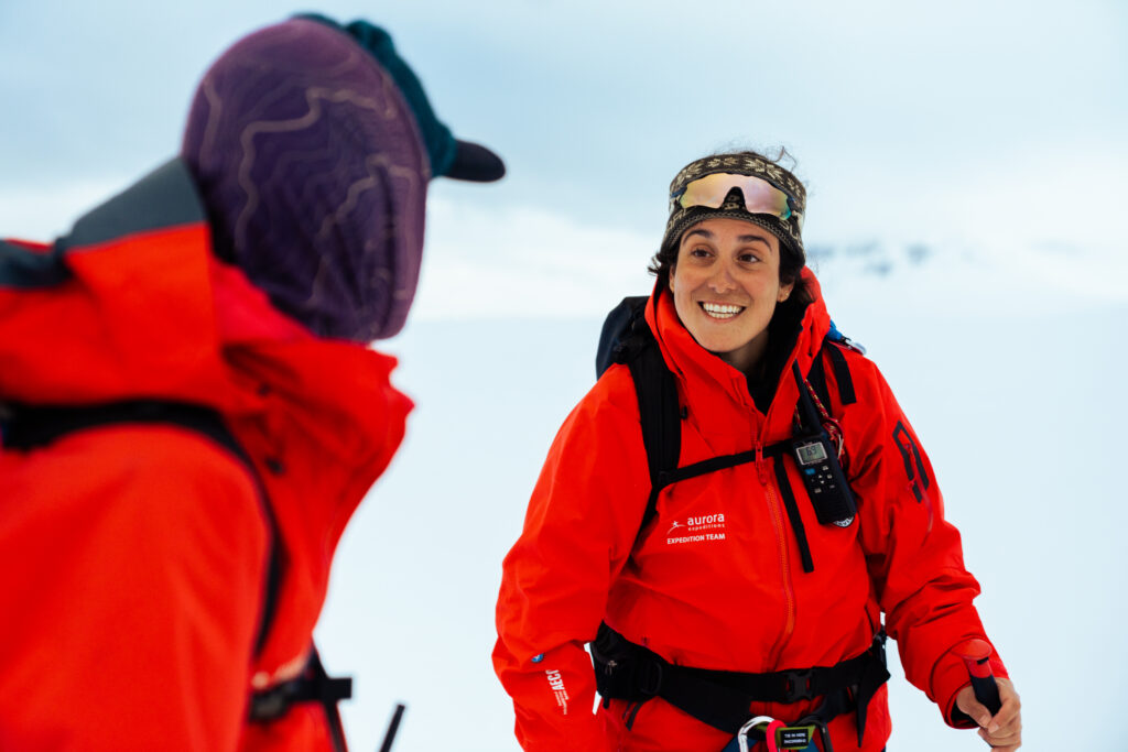 Expeditionsreisen im Boom: IKARUS TOURS-CEO Nicolas Kitzki über Arktis, Antarktis und den neuen Luxus des Reisens 4 Skitourengeher am Portal Point an der Danco Coast (62° Süd) in der Antarktis: Abenteuerliche Expeditionen verbinden sportliche Aktivität mit intensiven Naturerlebnissen in einer der entlegensten Regionen der Welt.
📸 Antar Machado / @antarmachado