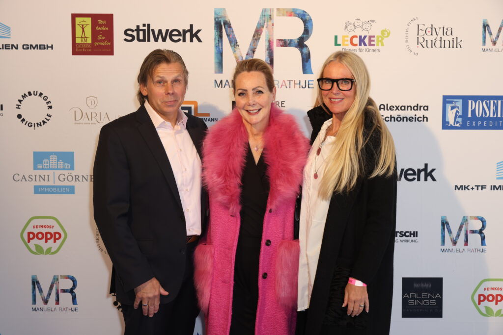 „Pangäa“ – Kunst als verbindendes Element 4 Thorsten Biermann, Kiki Fehlauer und Andrea Biermann beim Opening der Ausstellung „Pangäa“ im stilwerk Hamburg – im Austausch zwischen Kunst, Netzwerk und Charity.