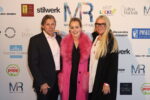Thorsten Biermann, Kiki Fehlauer und Andrea Biermann beim Opening der Ausstellung „Pangäa“ im stilwerk Hamburg – im Austausch zwischen Kunst, Netzwerk und Charity.