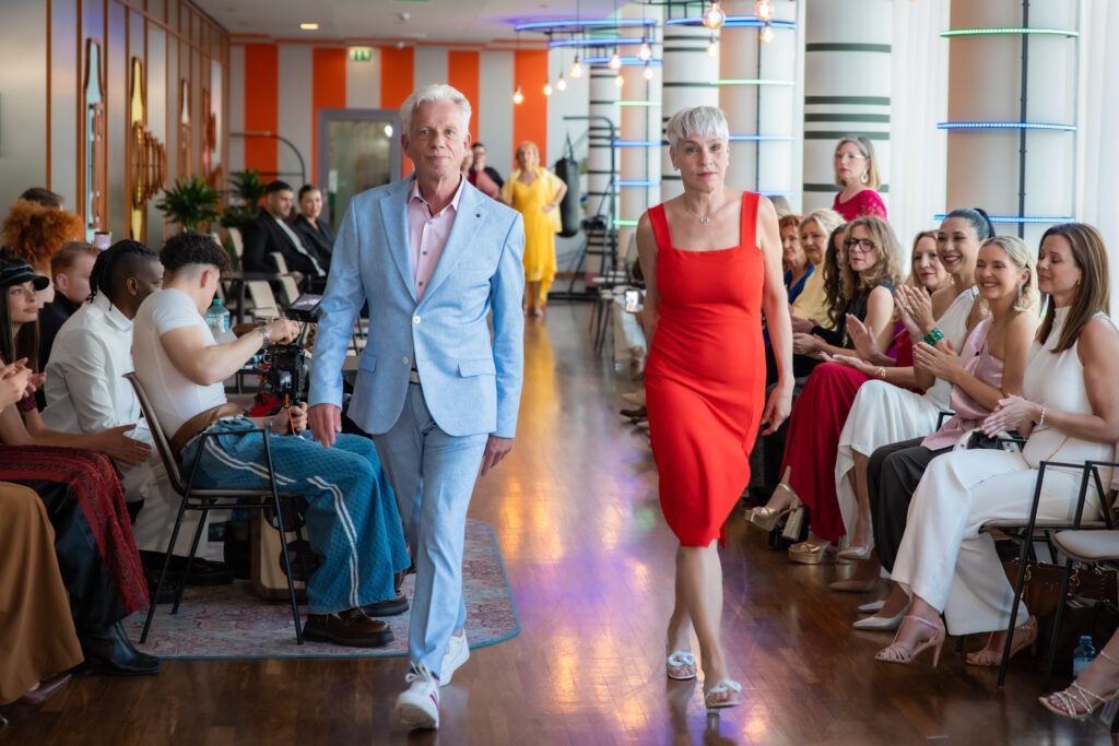 ELORA Fashion Show 2026: Neue Schönheitsideale erobern Frankfurt 11 Buchautor Roger König kam zum Casting / AVANI Frankfurt City Elora Fashion Show: Model Casting V.I.P. Art-& Fashion Photographer Fabian Otto