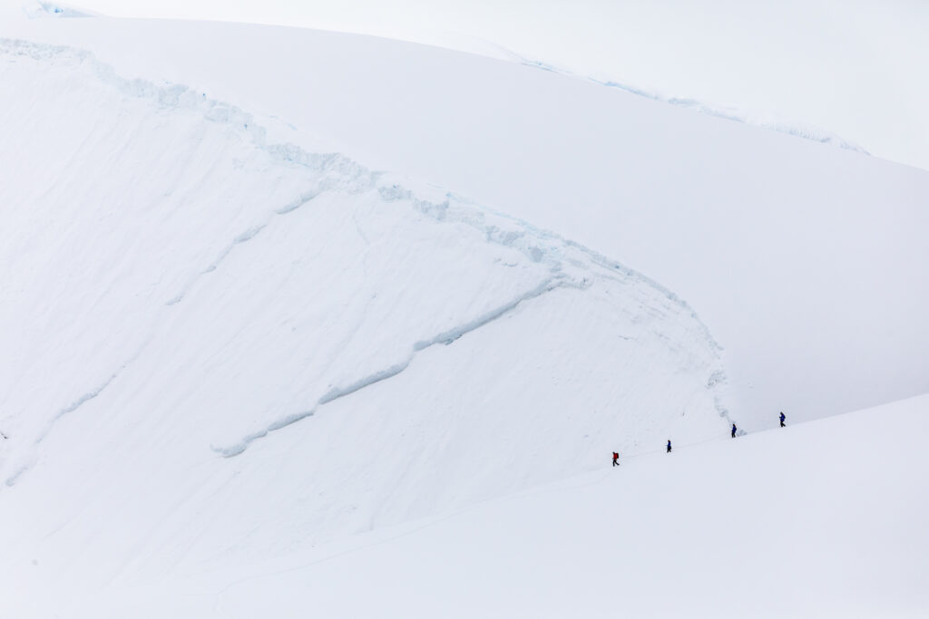 Auf den Spuren von Shackleton: Expeditionsreise Antarktis neu erleben | PolarNEWS & IKARUS TOURS 1 Ikarus Tours / PolarNews / Expeditionsreise Shackleton’s Crossing auf Südgeorgien: Teilnehmer folgen der historischen Route von Sir Ernest Shackleton durch Gletscher und alpine Pässe – eine der eindrucksvollsten Trekking-Erfahrungen der Polarregion. © Grant Thomas / Antarctica