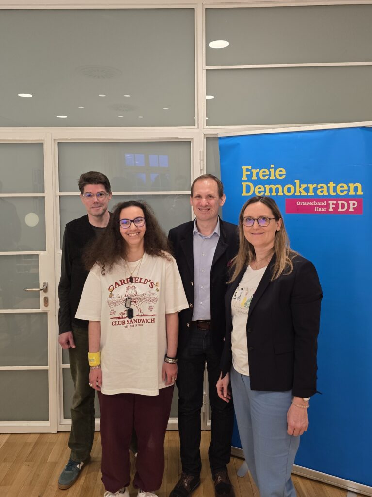 Politik für das Notwendige und MachbareFDP Haar setzt auf Kontinuität und neue Impulse: Dr. Peter Siemsen bleibt Ortsvorsitzender 1 Die FDP Haar hat an der Ortshauptversammlung am 29.04.2026 ihr Vorstandsteam für die nächsten zwei Jahre neu gewählt. Peter Siemsen wurde als Ortsvorsitzender bestätigt. V. l.: Alexander Schröder (stv. Vorsitzender), Sellyhome Addisu (Beisitzerin), Peter Siemsen (Vorsitzender), Beatrice Siemsen (Schriftführerin). (Foto: FDP Haar)