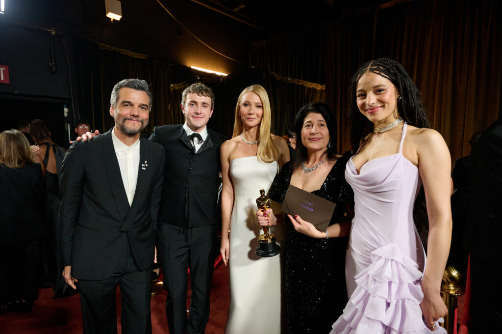 Starbesetzung bei den Oscars 2026: Diese Hollywood-Stars standen als Presenter auf der Bühne 14 Wagner Moura, Paul Mescal, Gwyneth Paltrow, Cassandra Kulukundis und Chase Infiniti posieren während der 98. Oscars® im Dolby® Theatre at Ovation Hollywood am Sonntag, den 15. März 2026, hinter der Bühne mit dem Oscar® für Besetzung.
Dateiname
98_BS_0046.JPG
Kredit/Anbieter
Richard Harbaugh / Die Akademie
Urheberrecht
©A.M.P.A.S.