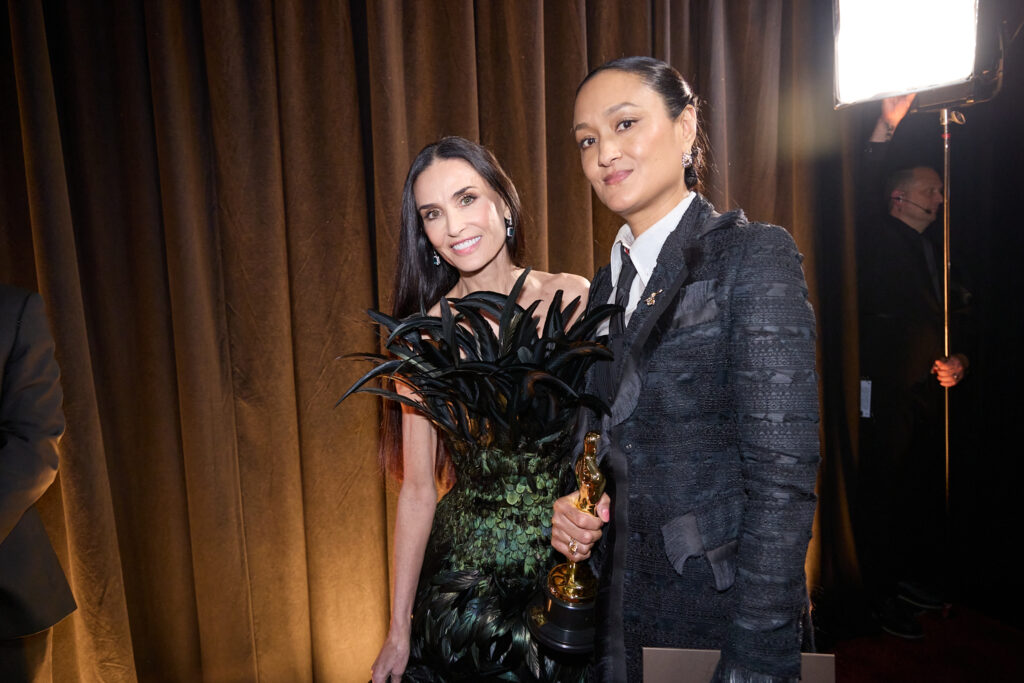 Starbesetzung bei den Oscars 2026: Diese Hollywood-Stars standen als Presenter auf der Bühne 8 98. Oscars, Academy Awards
Autumn Durald Arkapaw posiert backstage mit dem Oscar® für Kameraführung und Demi Moore während der 98. Oscars® im Dolby® Theatre at Ovation Hollywood am Sonntag, den 15. März 2026.
Dateiname
98_BS_0146.JPG
Kredit/Anbieter
Al Seib / Die Akademie
Urheberrecht
©A.M.P.A.S.