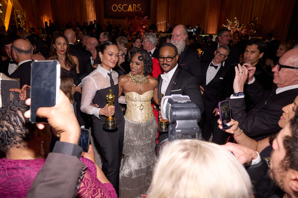Starbesetzung bei den Oscars 2026: Diese Hollywood-Stars standen als Presenter auf der Bühne 6 98. Oscars, Academy Awards Autumn Durald Arkapaw, Hannah Beachler und Ryan Coogler besuchen am Sonntag, den 98. März 15, den Governors Ball nach den 2026. Oscars® im Dolby® Theatre bei Ovation Hollywood in Los Angeles, Kalifornien. Dateiname 98_GB_0053.JPG Kredit/Anbieter Trae Patton / Die Akademie Urheberrecht ©A.M.P.A.S.