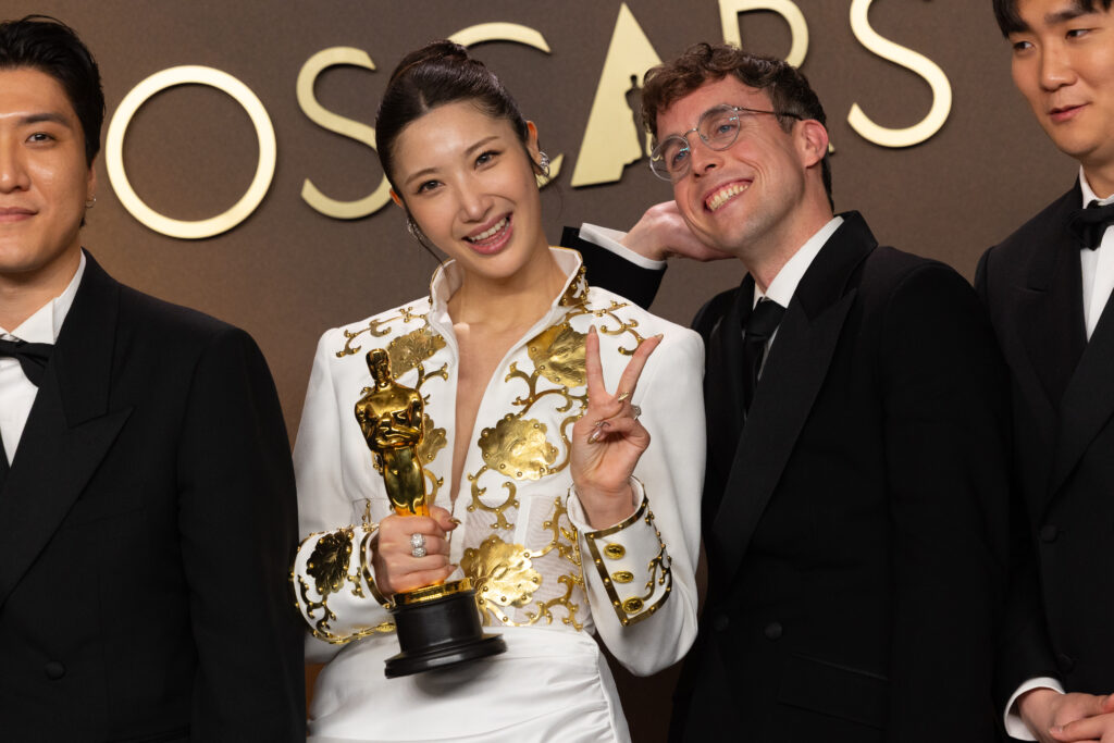 Starbesetzung bei den Oscars 2026: Diese Hollywood-Stars standen als Presenter auf der Bühne 2 98. Oscars, Academy Awards
ZHUN, EJAE, Mark Sonnenblick und NHD posieren während der Live-ABC-Übertragung der 98. Oscars® im Dolby® Theatre at Ovation Hollywood am Sonntag, den 15. März 2026, hinter der Bühne mit dem Oscar® für das Original Song.
Dateiname
98_PR_0077.JPG
Kredit/Anbieter
Etienne Laurent / Die Akademie
Urheberrecht
©A.M.P.A.S.