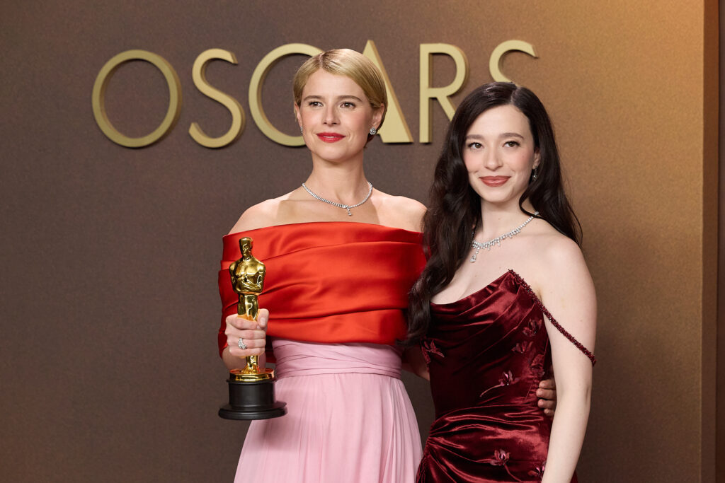Starbesetzung bei den Oscars 2026: Diese Hollywood-Stars standen als Presenter auf der Bühne 4 98. Oscars, Academy Awards
Jessie Buckley und Mickey Madison posieren während der 98. Oscars® im Dolby® Theatre at Ovation Hollywood am Sonntag, den 15. März 2026, hinter der Bühne mit dem Oscar® für die beste Hauptrolle.
Dateiname
98_PR_0107.JPG
Kredit/Anbieter
Etienne Laurent / Die Akademie
Urheberrecht
©A.M.P.A.S.