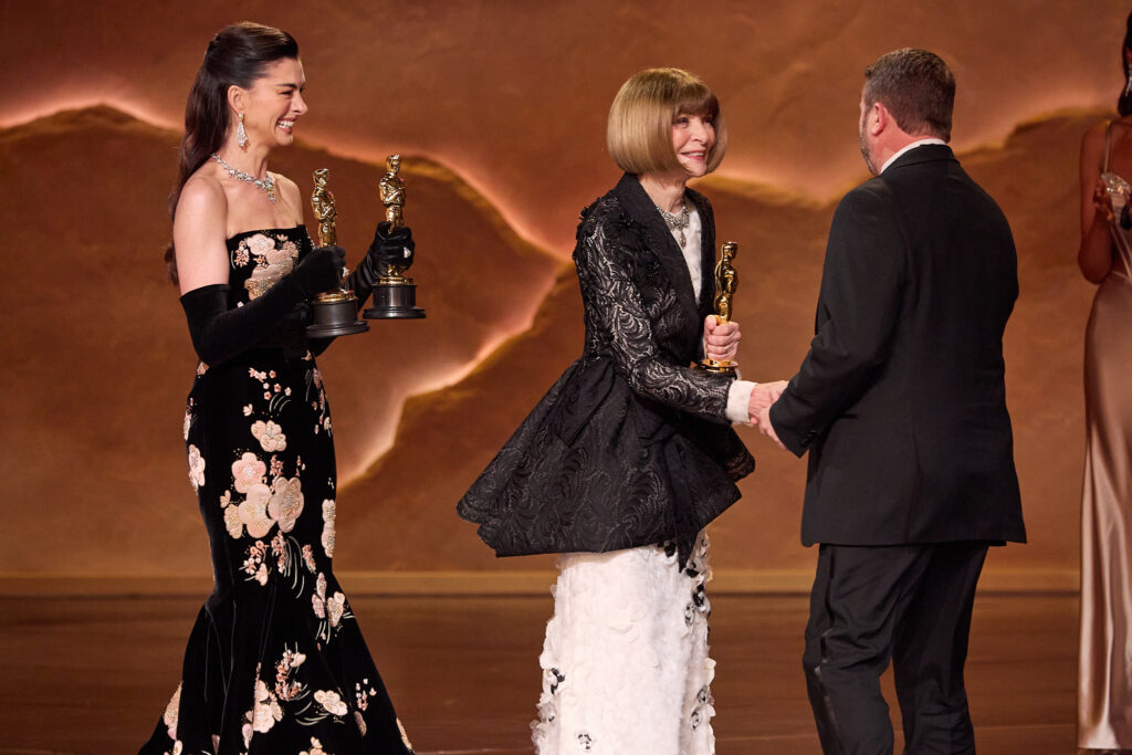 Starbesetzung bei den Oscars 2026: Diese Hollywood-Stars standen als Presenter auf der Bühne 16 Dame Anna Wintour und Anne Hathaway üben Mike Hill während der 98. Oscars® im Dolby® Theatre bei Ovation Hollywood am Sonntag, den 15. März 2026, den Oscar® für Make-up und Haarstyling.
Dateiname
98_TL_0104.JPG
Kredit/Anbieter
Trae Patton / Die Akademie
Urheberrecht
©A.M.P.A.S.
