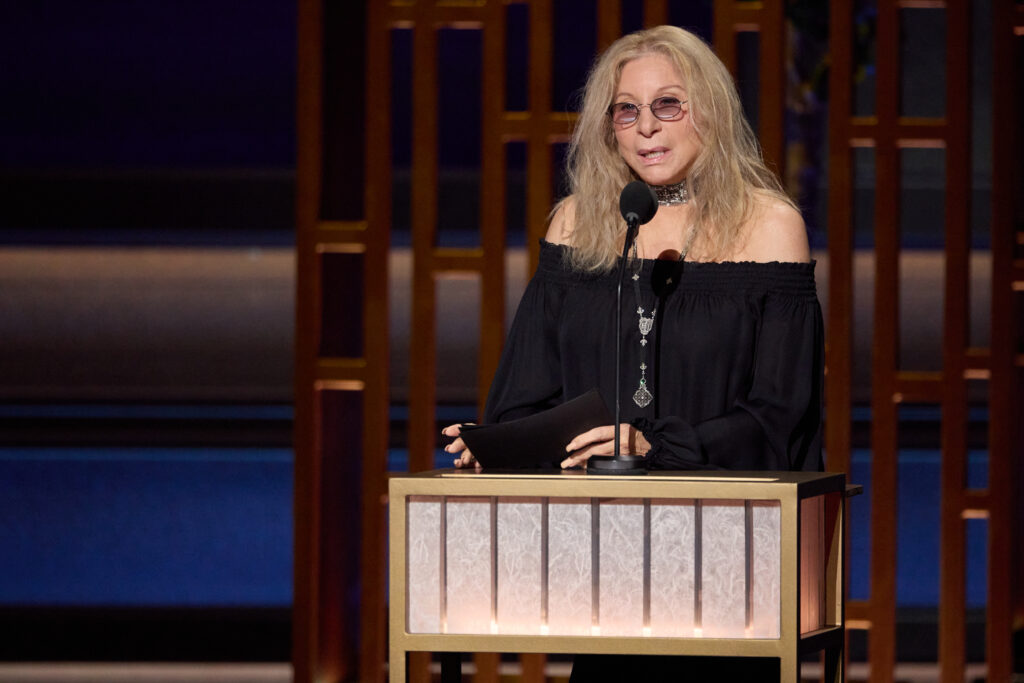 Starbesetzung bei den Oscars 2026: Diese Hollywood-Stars standen als Presenter auf der Bühne 12 98. Oscars, Academy Awards
Barbra Streisand steht während der 98. Oscars® im Dolby® Theatre im Ovation Hollywood am Sonntag, den 15. März 2026, auf der Bühne.
Dateiname
98_TL_0408.JPG
Kredit/Anbieter
Trae Patton / Die Akademie
Urheberrecht
©A.M.P.A.S.