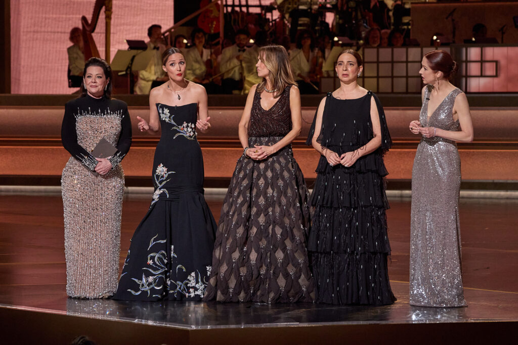 Starbesetzung bei den Oscars 2026: Diese Hollywood-Stars standen als Presenter auf der Bühne 11 98. Oscars, Academy Awards
Melissa McCarthy, Rose Byrne, Kristen Wiig, Maya Rudolph und Ellie Kemper überreichen den Oscar® für Ton während der 98. Oscars® im Dolby® Theatre bei Ovation Hollywood am Sonntag, den 15. März 2026.
Dateiname
98_TL_0602.JPG
Kredit/Anbieter
Trae Patton / Die Akademie
Urheberrecht
©A.M.P.A.S.