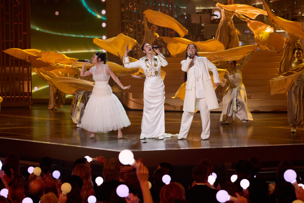 Starbesetzung bei den Oscars 2026: Diese Hollywood-Stars standen als Presenter auf der Bühne 7 98. Oscars, Academy Awards
Rei Ami, EJAE und Audrey Nuna performen "Golden" während der 98. Oscars® im Dolby® Theatre bei Ovation Hollywood am Sonntag, den 15. März 2026.
Dateiname
98_TLW_0367.JPG
Kredit/Anbieter
Trae Patton / Die Akademie
Urheberrecht
©A.M.P.A.S.