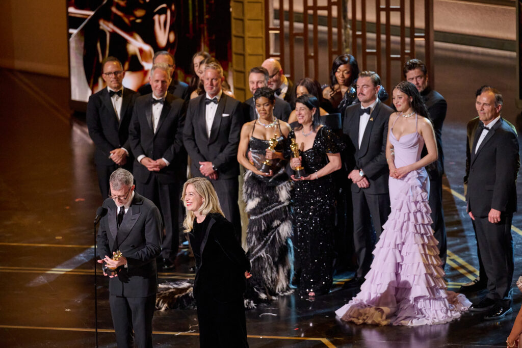 Starbesetzung bei den Oscars 2026: Diese Hollywood-Stars standen als Presenter auf der Bühne 9 98. Oscars, Academy Awards
Paul Thomas Anderson, Sarah Murphy, Anthony Carlino, Will Weiske, Andy Jurgensen, Teyana Taylor, Michael Bauman, Cassandra Kulukundis, Regina Hall, Shayna McHale alias Junglepussy, Leonardo DiCaprio, Chase Infiniti und Benicio del Toro nehmen den Oscar® für den besten Film während der 98. Oscars® im Dolby® Theatre bei Ovation Hollywood am Sonntag, den 15. März 2026, entgegen.
Dateiname
98_TL_0841.JPG
Kredit/Anbieter
Wally Skalij / Die Akademie
Urheberrecht
©A.M.P.A.S.
