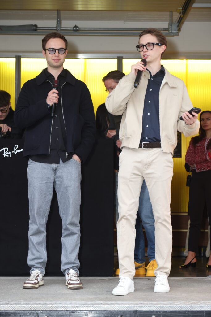 Optiker Bode zeigt beim OMR Side-Event, wie Smart Glasses Generationen verbinden 3 John und Henri Bode bei ihrer persönlichen Eröffnungsrede zum OMR Side-Event „FRAME THE FUTURE 2026“ von Optiker Bode – ein besonderer Moment, der das generationsübergreifende Familienkonzept des Hamburger Traditionsunternehmens eindrucksvoll unterstrich.