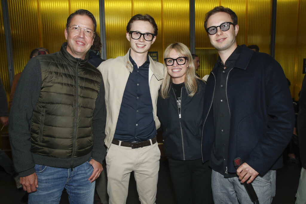 Optiker Bode zeigt beim OMR Side-Event, wie Smart Glasses Generationen verbinden 12 Carsten Bode gemeinsam mit seinen Söhnen Henri und John sowie Marketingleiterin Frederike J. Gotthart beim OMR Side-Event „FRAME THE FUTURE 2026“ von Optiker Bode – ein starkes Zeichen für Innovation, Familienunternehmen und die Zukunft der Smart Glasses.