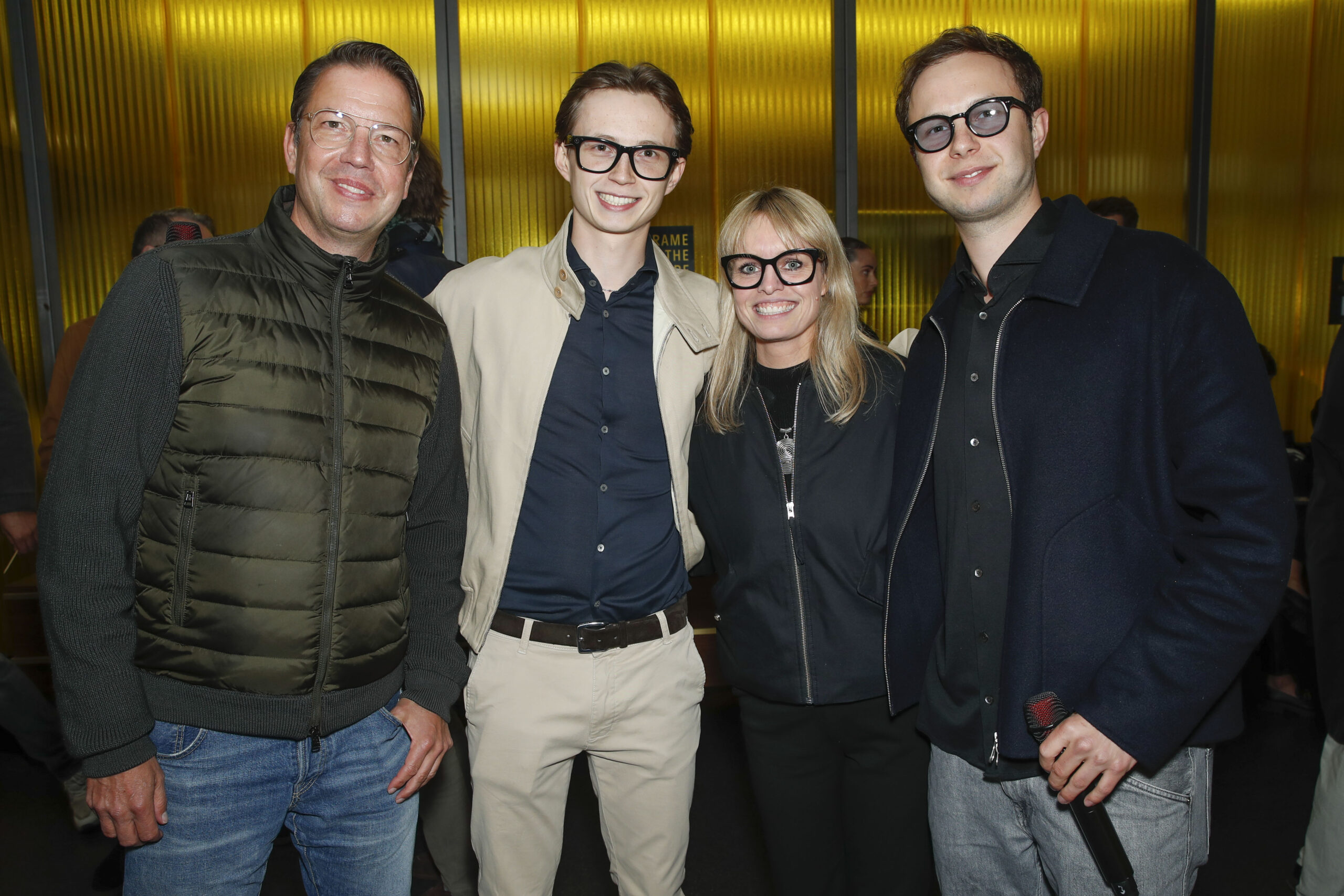 Alle Generationen vereint: Sybille, Henri, Birgit, John und Carsten Bode beim OMR Side-Event „FRAME THE FUTURE 2026“ von Optiker Bode in Hamburg-Eppendorf – ein Abend ganz im Zeichen von Innovation, Smart Glasses und generationsübergreifender Zukunftsvision. © André Mischke / Optiker BODE