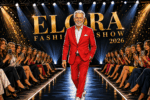 Roger König begeistert auf dem Runway der ELORA Fashion Show 2026 mit einem markanten roten Statement-Look und zeigt eindrucksvoll, dass Stil, Ausstrahlung und Mut keine Altersgrenzen kennen. Zwischen Glamour, Blitzlicht und Standing Ovations wird der Buchautor zum gefeierten Blickfang des Abends. Foto/Illustration: Janes Magazin / ELORA Fashion Show 2026