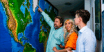 Beim Ikarus Tours Presse-Frühstück erklärt Nikolas Kitzki die Routen der Expeditionsreisen in die Arktis und Anarktis – auf dem Foto mit Konstantin Kitzki, Sohn, und Jane Uhlig Foto Shadi Komeili