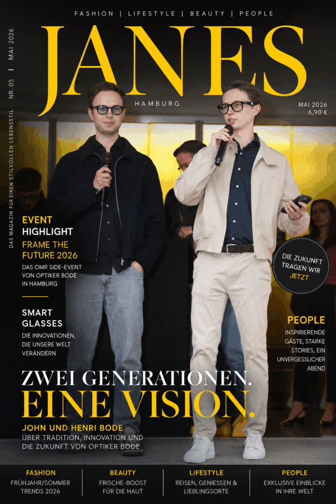 Optiker Bode zeigt beim OMR Side-Event, wie Smart Glasses Generationen verbinden 16 🚀 Zwei Generationen. Eine Vision.
John und Henri Bode eröffneten das OMR Side-Event „FRAME THE FUTURE 2026“ von Optiker Bode in Hamburg mit einer persönlichen Rede – und setzten damit ein starkes Zeichen für Innovation, Familienunternehmen und die Zukunft der Smart Glasses.
Das Event zeigte eindrucksvoll, wie Technologie, Lifestyle und moderne Augenoptik verschmelzen. Gemeinsam mit EssilorLuxottica sowie Ray-Ban Meta und Oakley Meta wurde die neue Generation smarter Brillen live erlebbar gemacht.
📍Hamburg
📸 Cover für JANES MAGAZIN
© André Mischke / Optiker Bode