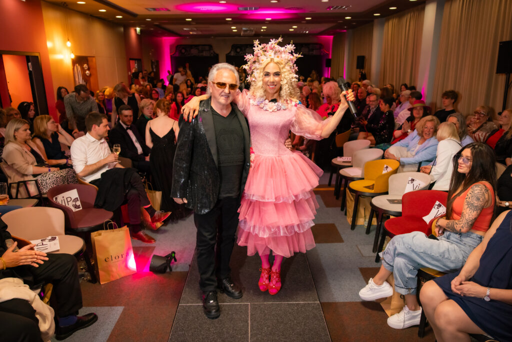 ELORA Fashion Show Frankfurt 2026: Designerin Vlada Dizik begeistert mit glamouröser Couture 15 Jury-Mitglied Norbert Engler und Moderatorin Jane Uhlig / Elora Fashion Show 2026 im Avani Frankfurt City / Copyright: Klaus Brossler