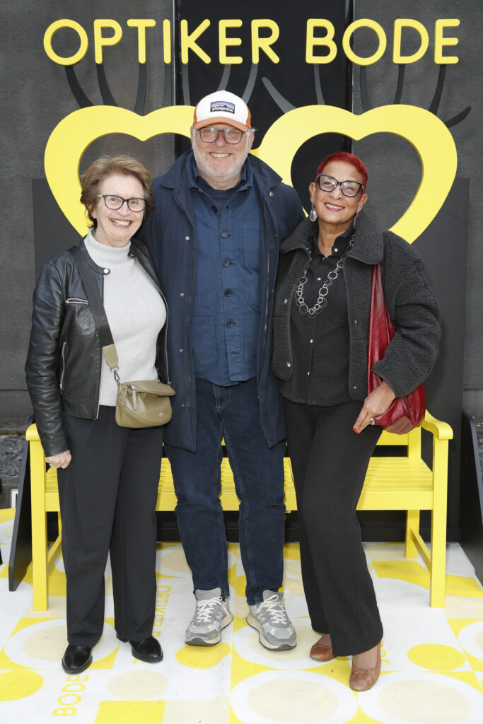 Optiker Bode zeigt beim OMR Side-Event, wie Smart Glasses Generationen verbinden 9 Food-Podcaster Boris Rogosch gemeinsam mit Helga und Greta von „OmaLiebe“ beim OMR Side-Event „FRAME THE FUTURE 2026“ von Optiker Bode in Hamburg.