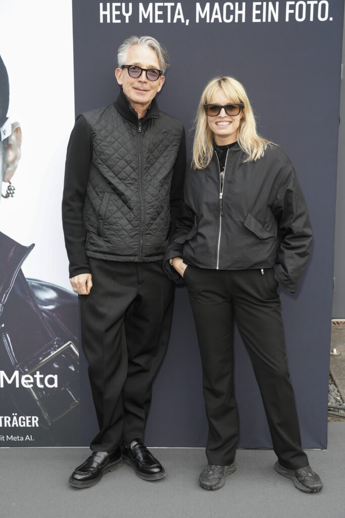 Optiker Bode zeigt beim OMR Side-Event, wie Smart Glasses Generationen verbinden 1 Frank Walenda von EssilorLuxottica gemeinsam mit Frederike J. Gotthart von Optiker Bode beim OMR Side Event „FRAME THE FUTURE 2026“ in Hamburg – im Fokus des Abends standen die neuesten Smart-Glasses-Innovationen von Ray-Ban Meta und Oakley Meta.