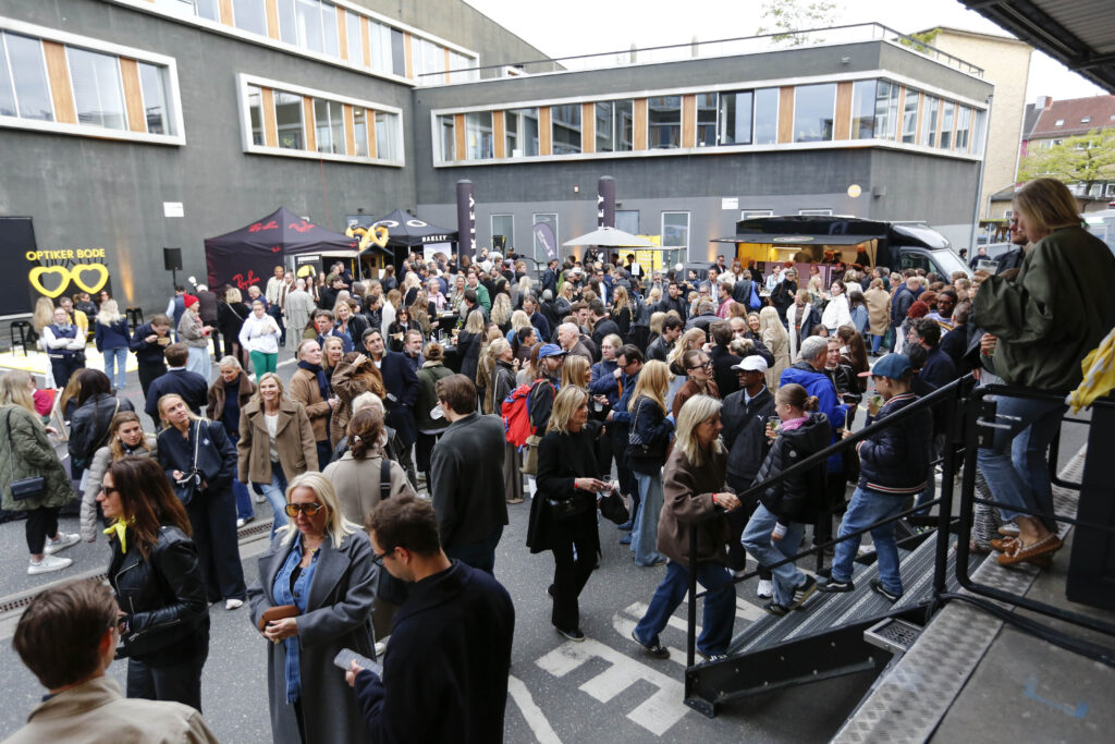 Optiker Bode zeigt beim OMR Side-Event, wie Smart Glasses Generationen verbinden 2 „FRAME THE FUTURE 2026“ – OMR Side Event im Backyard von Optiker Bode in Hamburg-Eppendorf.
