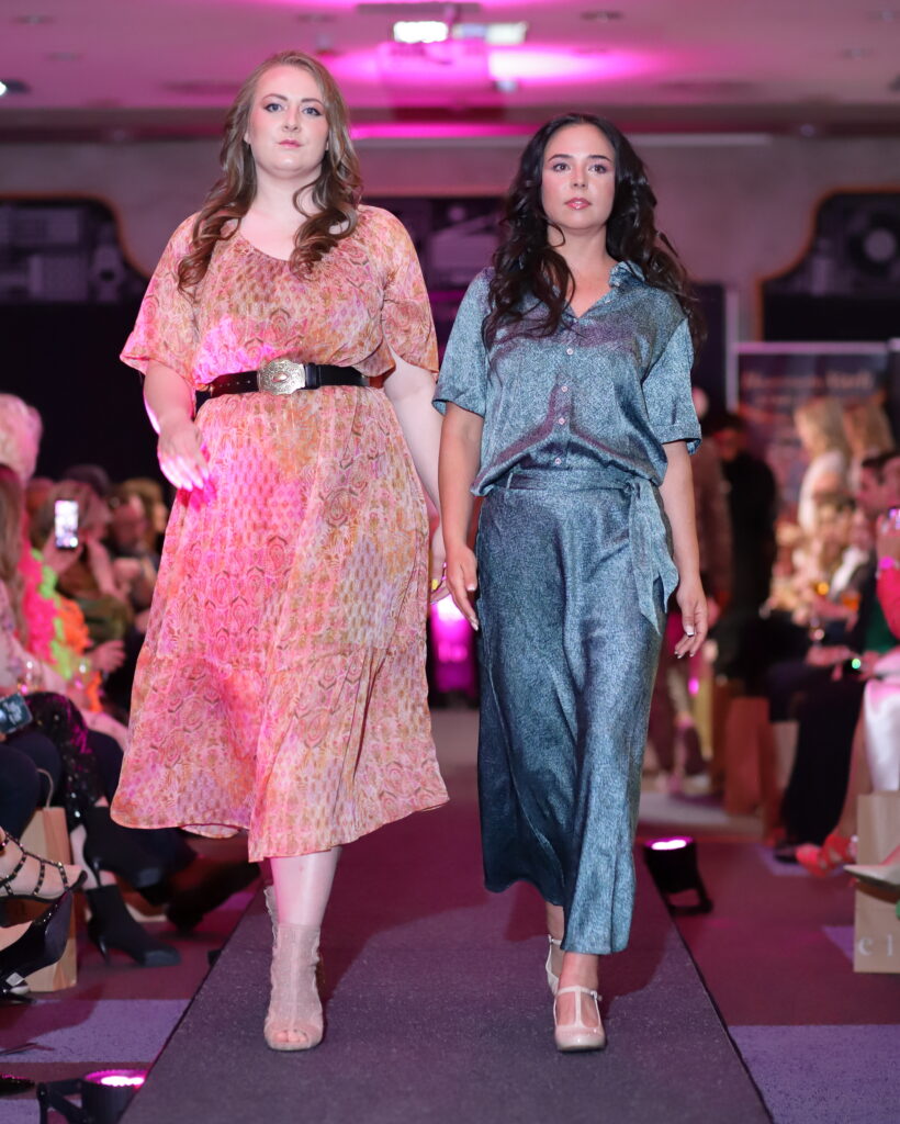 ELORA Fashion Show begeisterte mit grandioser Sommerkollektion in Frankfurt 8 Model Adilbish und Moderatorin und Kreativ Direktorin der Elora Fashion Show Foto Klaus Brossler