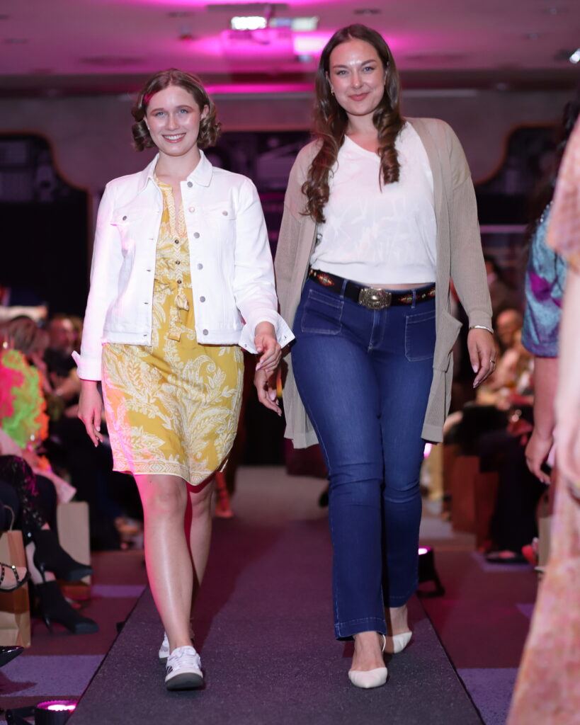 ELORA Fashion Show begeisterte mit grandioser Sommerkollektion in Frankfurt 7 Model Adilbish und Moderatorin und Kreativ Direktorin der Elora Fashion Show Foto Klaus Brossler
