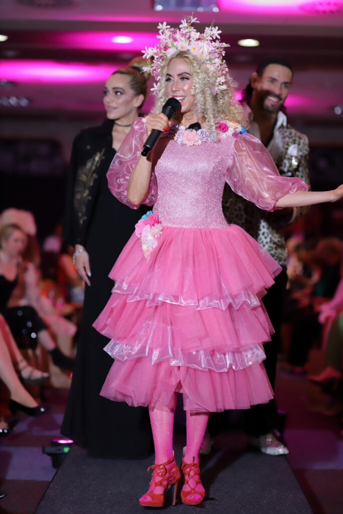 ELORA Fashion Show Frankfurt 2026: Designerin Vlada Dizik begeistert mit glamouröser Couture 8 Jane Uhlig, Kreativ-Direktorin & Initiatorin Elora Fashion Show - Kleid Trisz Design - Copyright. Klaus Brossler