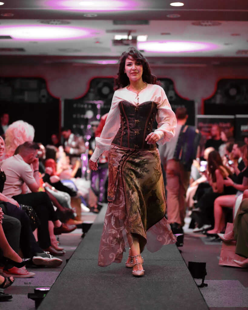 ELORA Fashion Show Frankfurt 2026: Designerin Vlada Dizik begeistert mit glamouröser Couture 13 IMG 9482 Janes Magazin