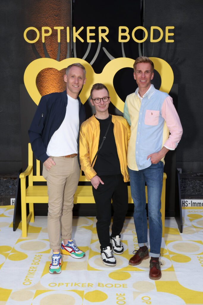 Optiker Bode zeigt beim OMR Side-Event, wie Smart Glasses Generationen verbinden 15 PR-Unternehmer Jens Schumacher gemeinsam mit Tim Petersen und Stephan Hauschild von GlocalGin beim OMR Side-Event „FRAME THE FUTURE 2026“ von Optiker Bode in Hamburg.