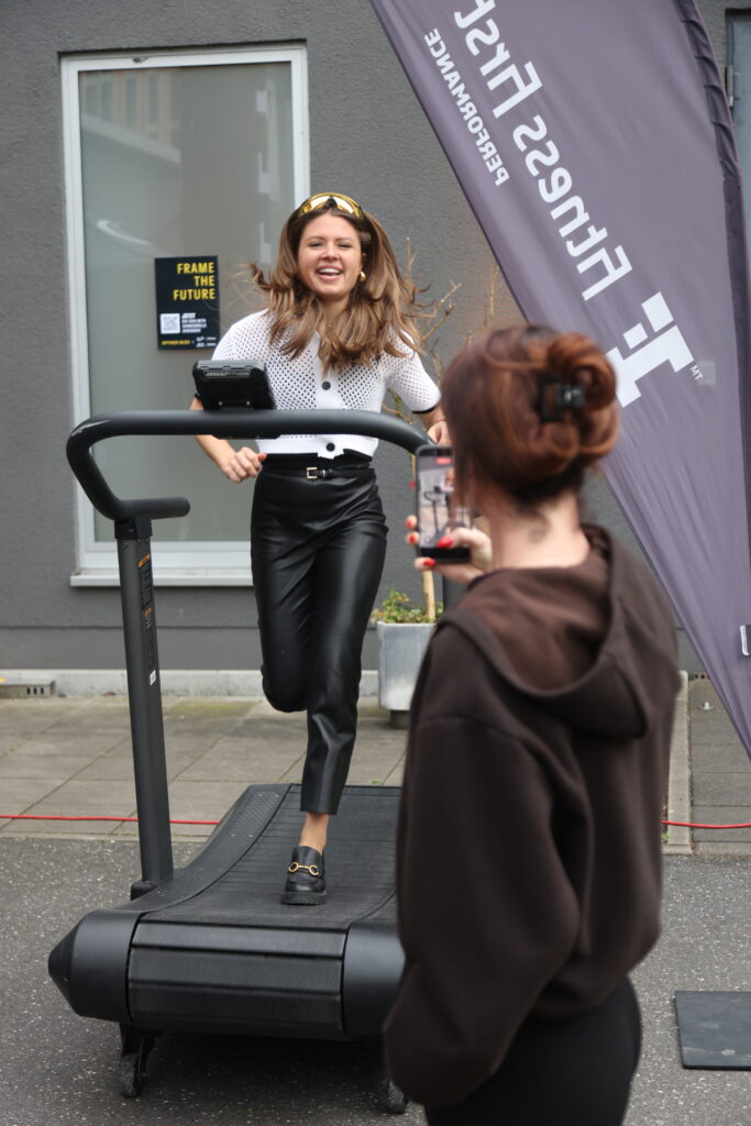 Optiker Bode zeigt beim OMR Side-Event, wie Smart Glasses Generationen verbinden 5 Influencerin Magdalena Fink testete beim OMR Side-Event „FRAME THE FUTURE 2026“ die neuen Oakley Meta Smart Glasses direkt am Fitnessgerät – Technologie, Sport und Lifestyle verschmolzen bei Optiker Bode zu einem interaktiven Erlebnis.