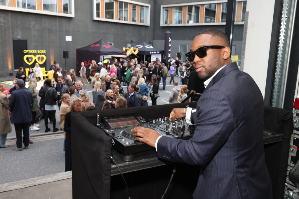 Optiker Bode zeigt beim OMR Side-Event, wie Smart Glasses Generationen verbinden 14 DJ Mr. Kenou sorgte beim OMR Side-Event „FRAME THE FUTURE 2026“ von Optiker Bode mit seinen Sounds für die perfekte Atmosphäre zwischen Innovation, Lifestyle und Smart-Glasses-Erlebnis.